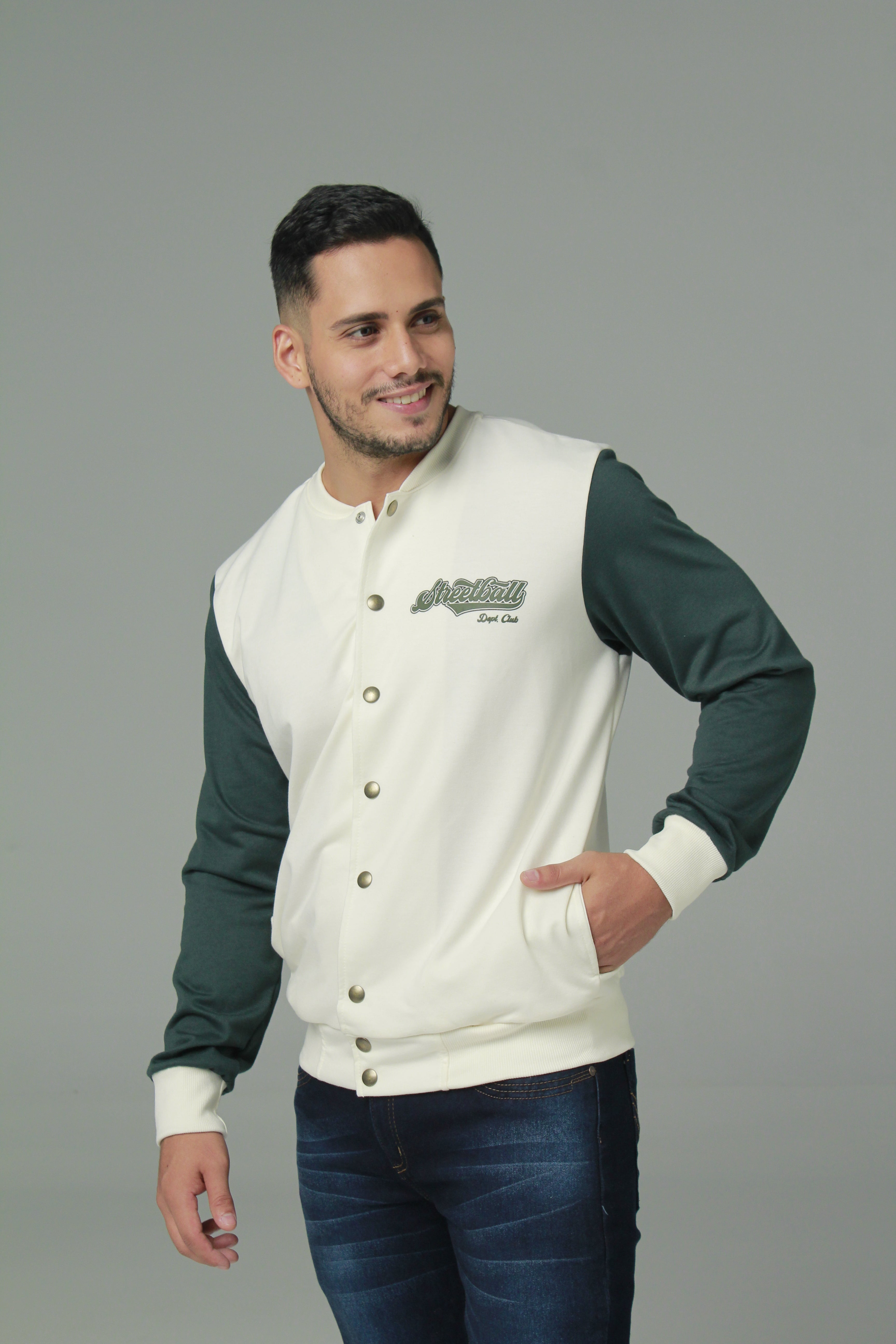 BUSO VARSITY ESTAMPADO CON BROCHES