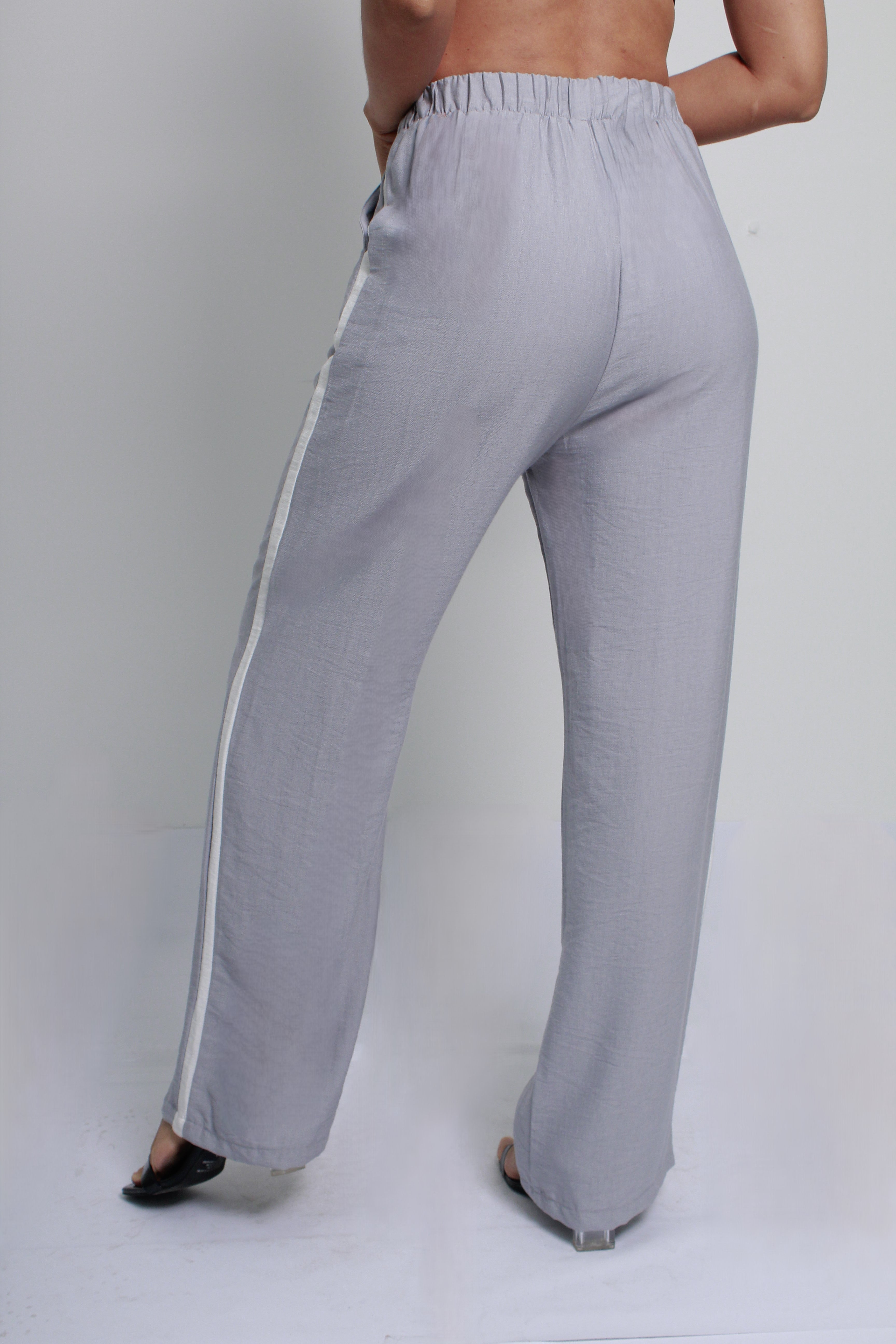 PANTALÓN DE MUJER CON SESGO GRIS