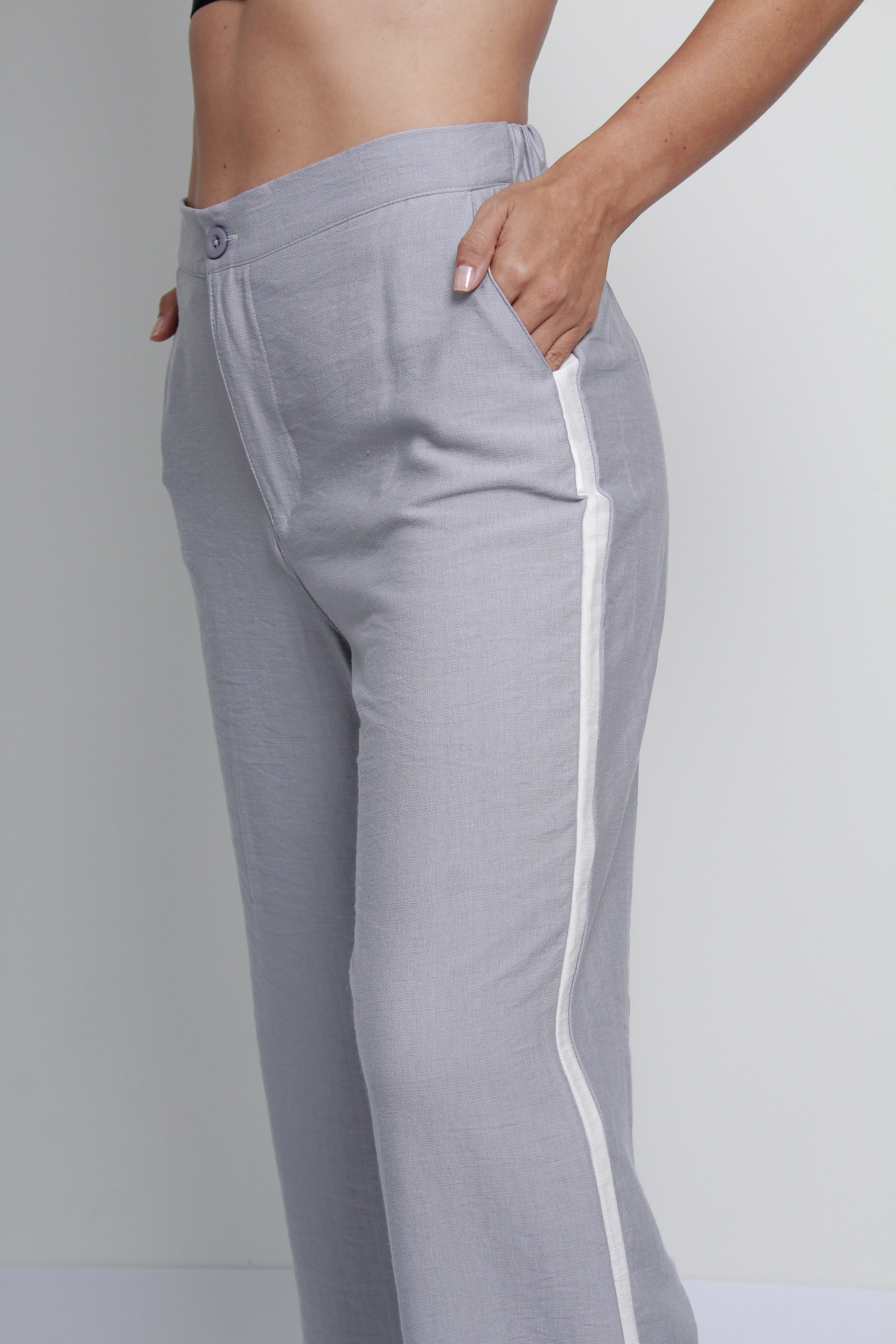 PANTALÓN DE MUJER CON SESGO GRIS